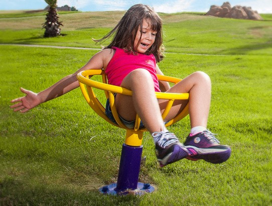 Cesto Giratório: o brinquedo da Academia da Primeira Idade para a criança rodar e se divertir