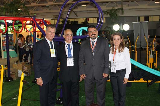 O prefeito de Maringá Roberto Pupin, o secretário de Saúde Antônio Carlos Nardi e os empresários Paulo Ziober e Silvana Ziober.