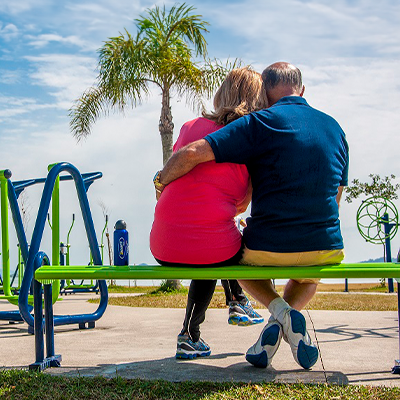 Equipamentos de mobiliário urbano seguros, funcionais e convidativos que transformam espaços públicos e privados.