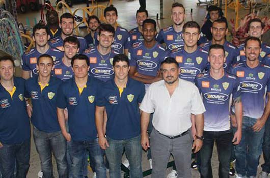 Jogadores do Ziober Maringá Vôlei visitam Ziober Brasil.