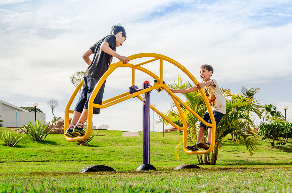 Crianças brincando na Gangorra de Pé Equilibrista